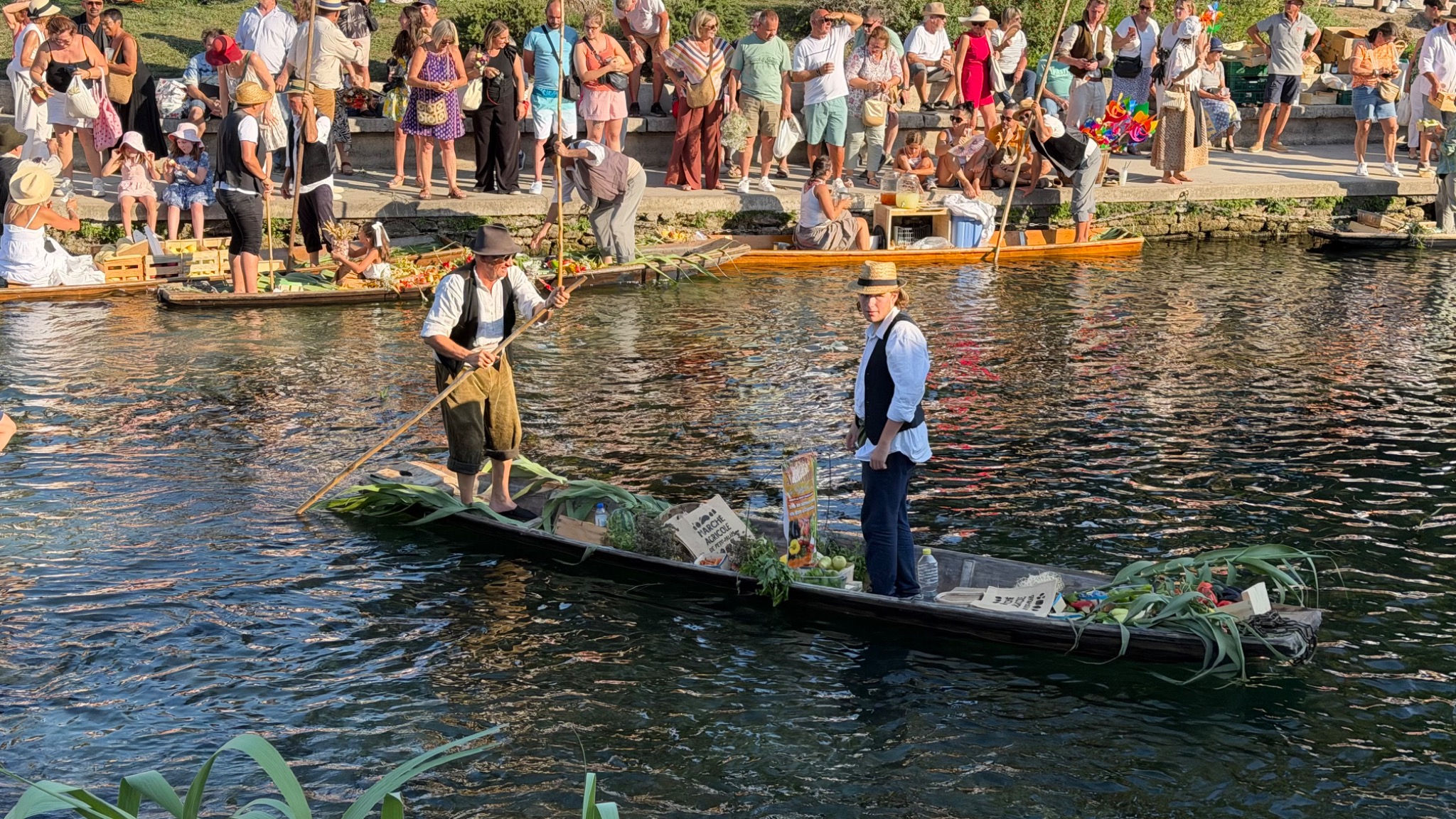 Kooplieden met streekproducten op traditionele boten tijdens de drijvende markt