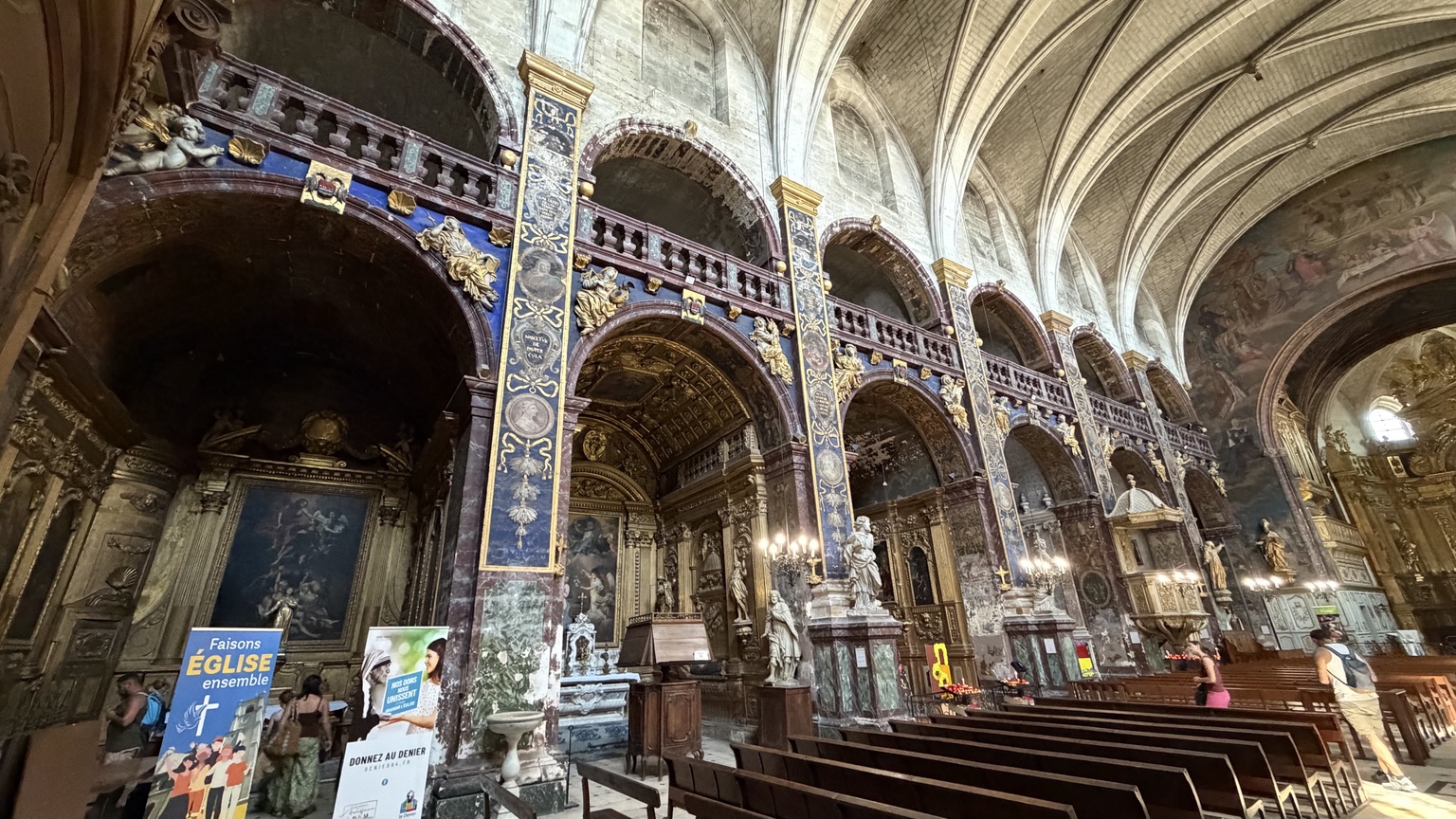 Het barokke interieur van de Collégiale