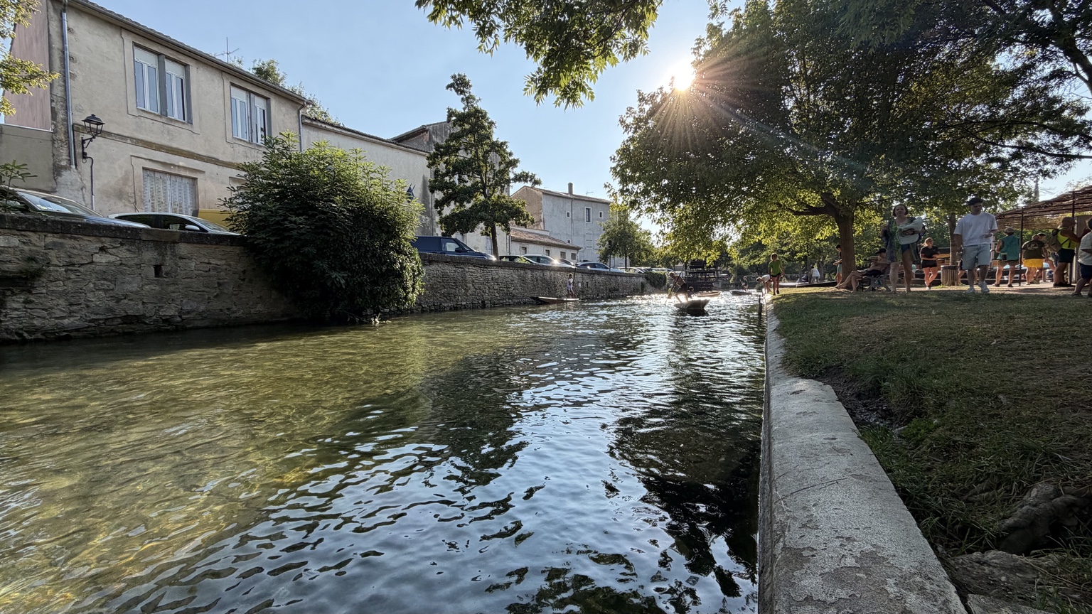 Zonlicht op een rustige zijarm van de Sorgue