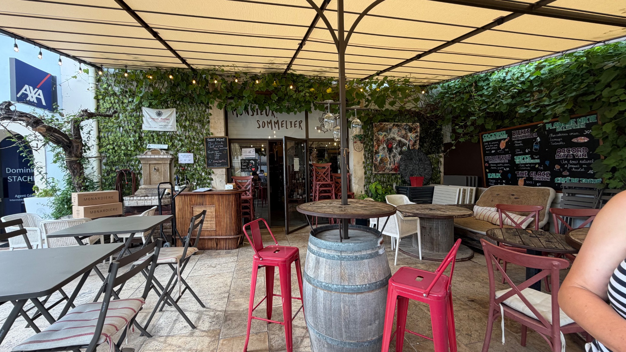 Een sfeervolle wijnbar in L'Isle-sur-la-Sorgue