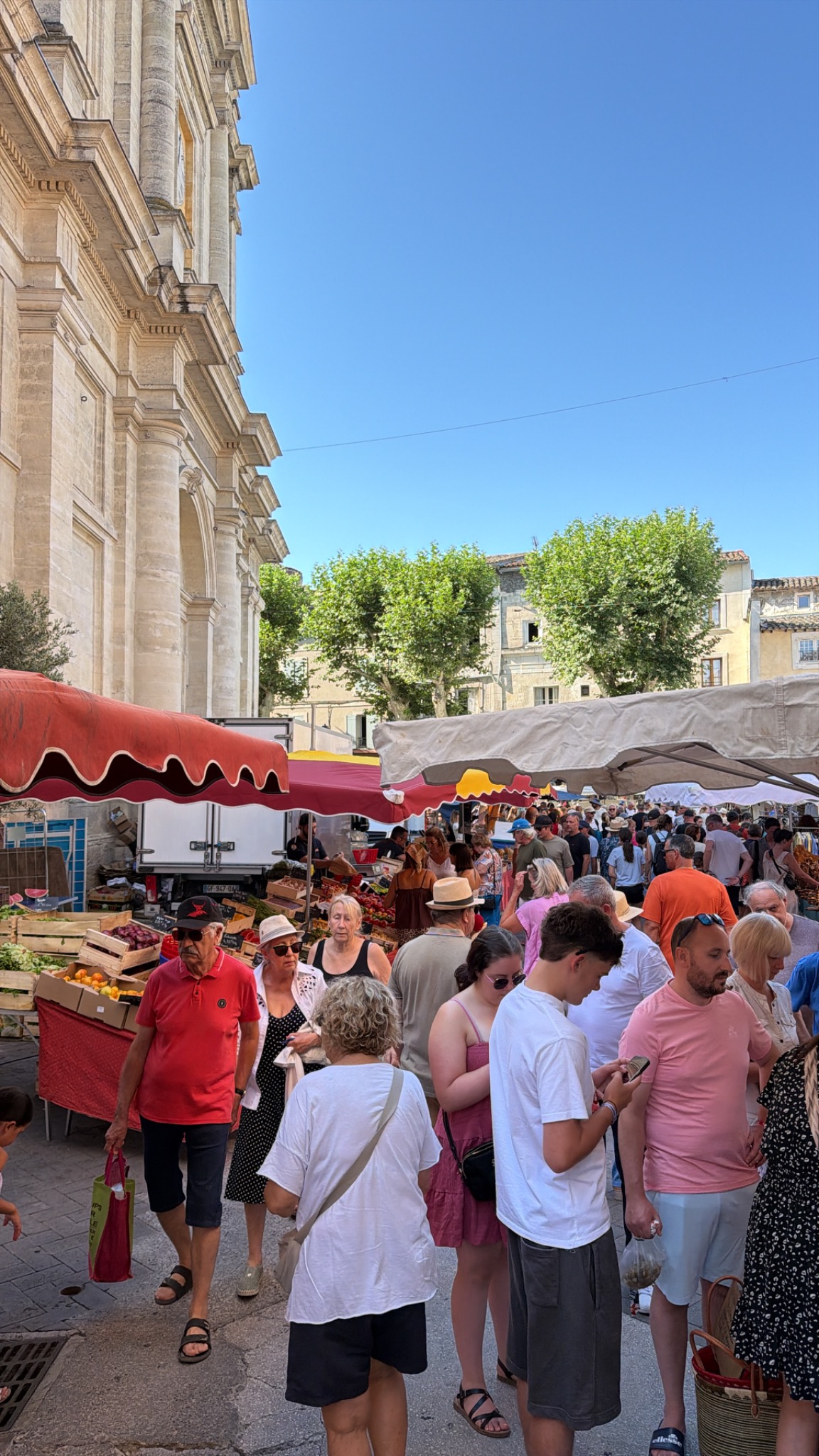 Drukbezochte zondagmarkt voor de Collégiale van L’Isle-sur-la-Sorgue