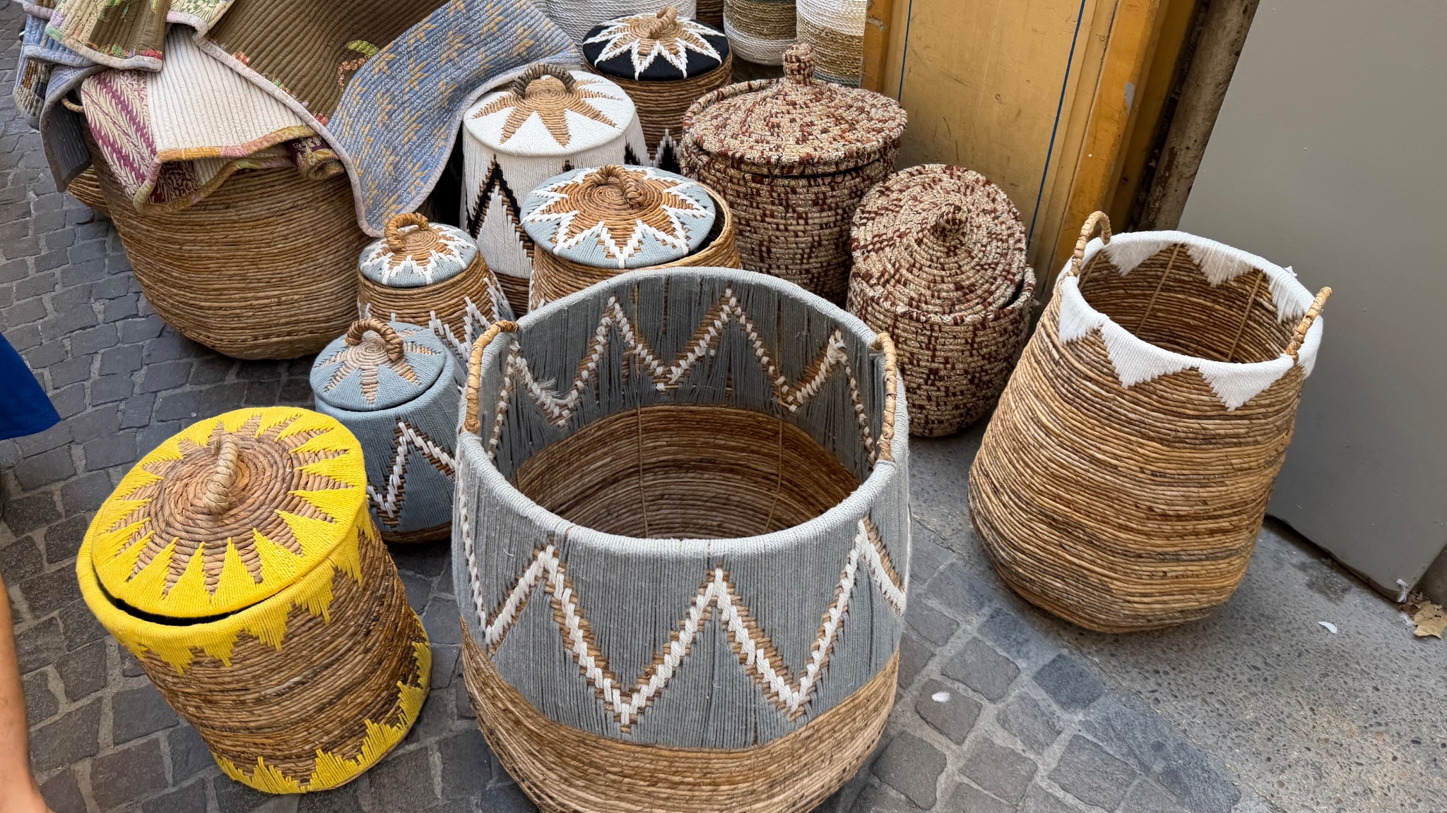 Decoratieve gevlochten manden in natuurlijke tinten op de zondagmarkt