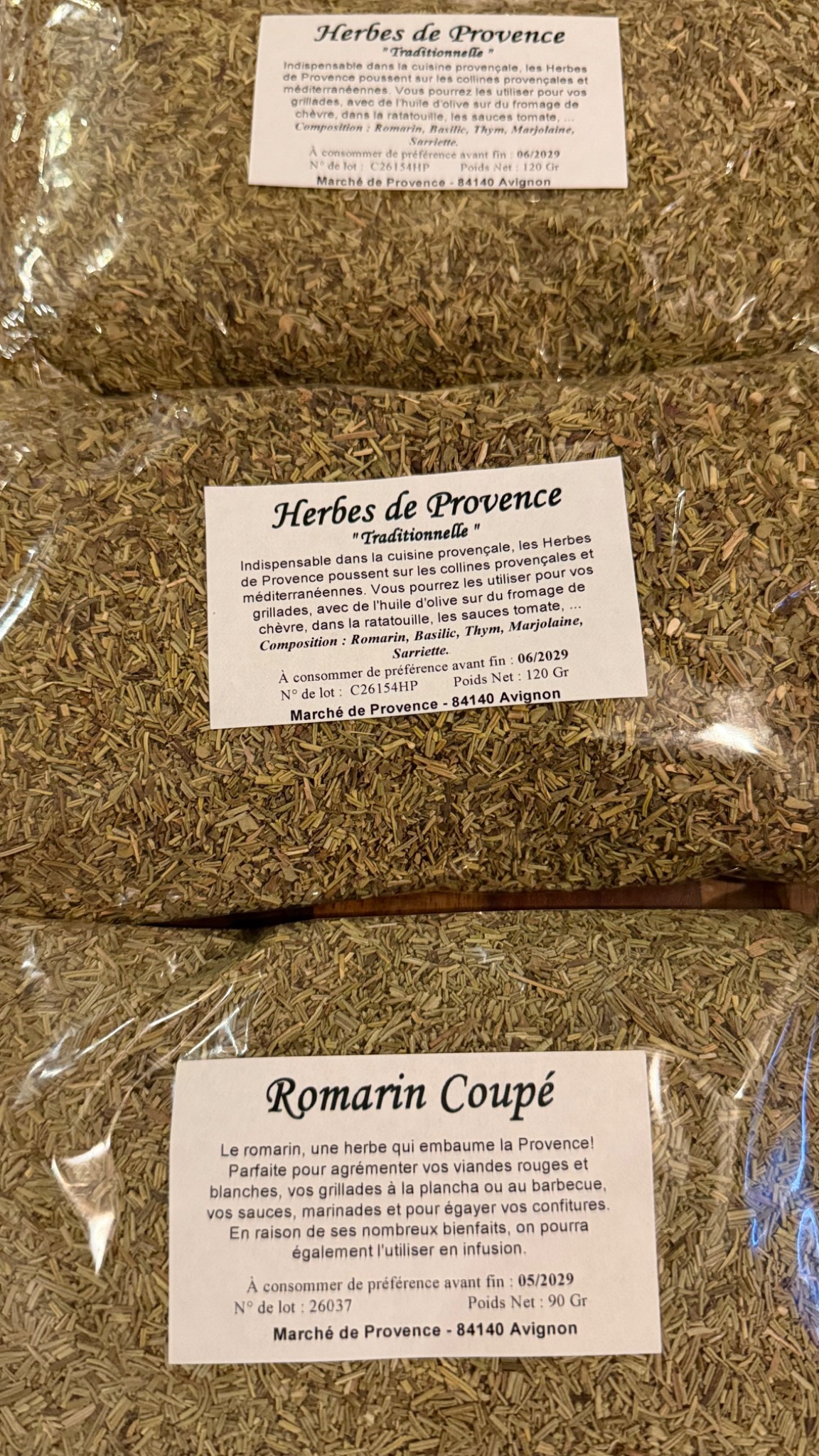 Zakken met Provençaalse kruiden en rozemarijn op de zondagmarkt