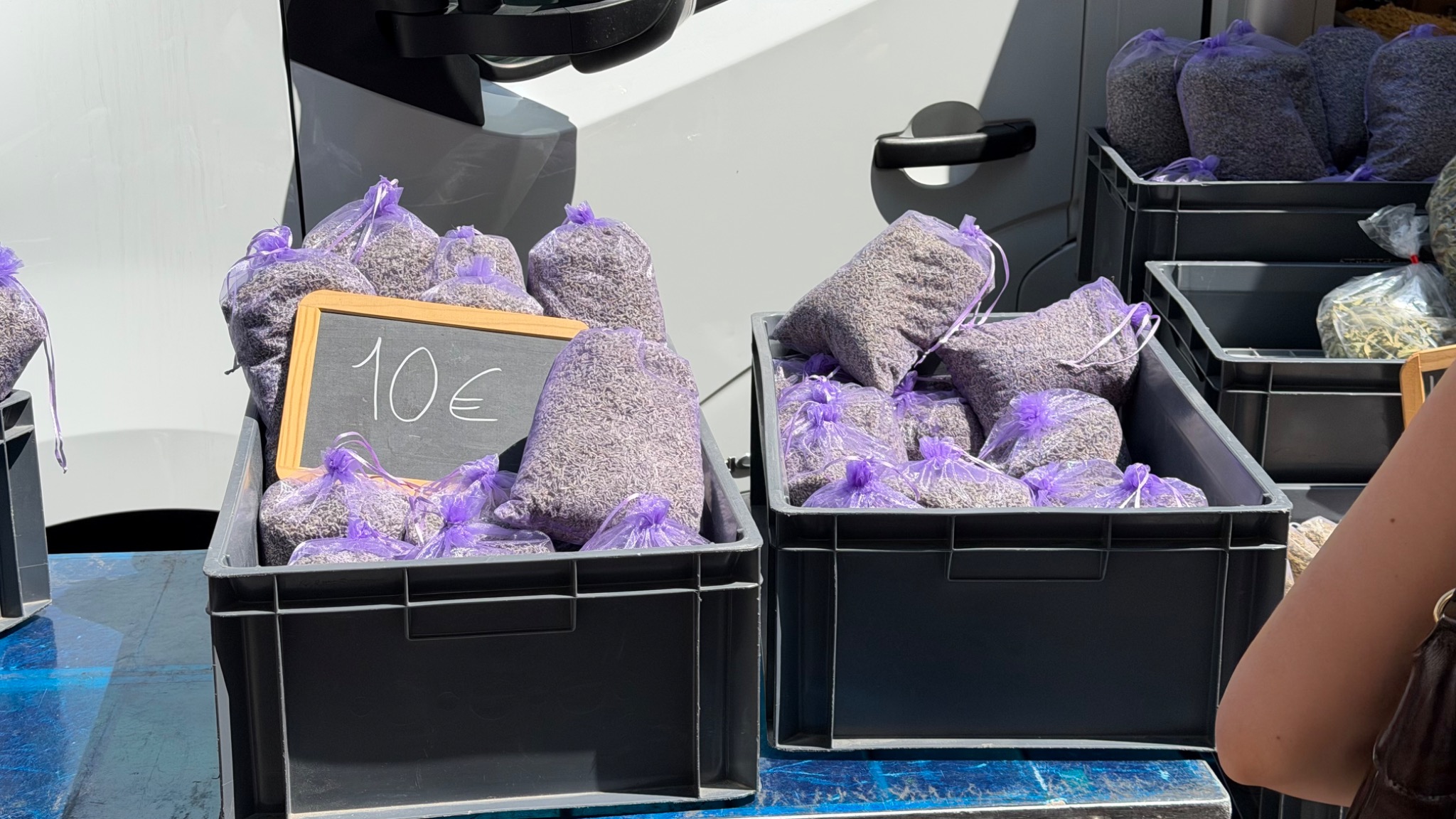 Paarse zakjes gedroogde lavendel op een marktkraam