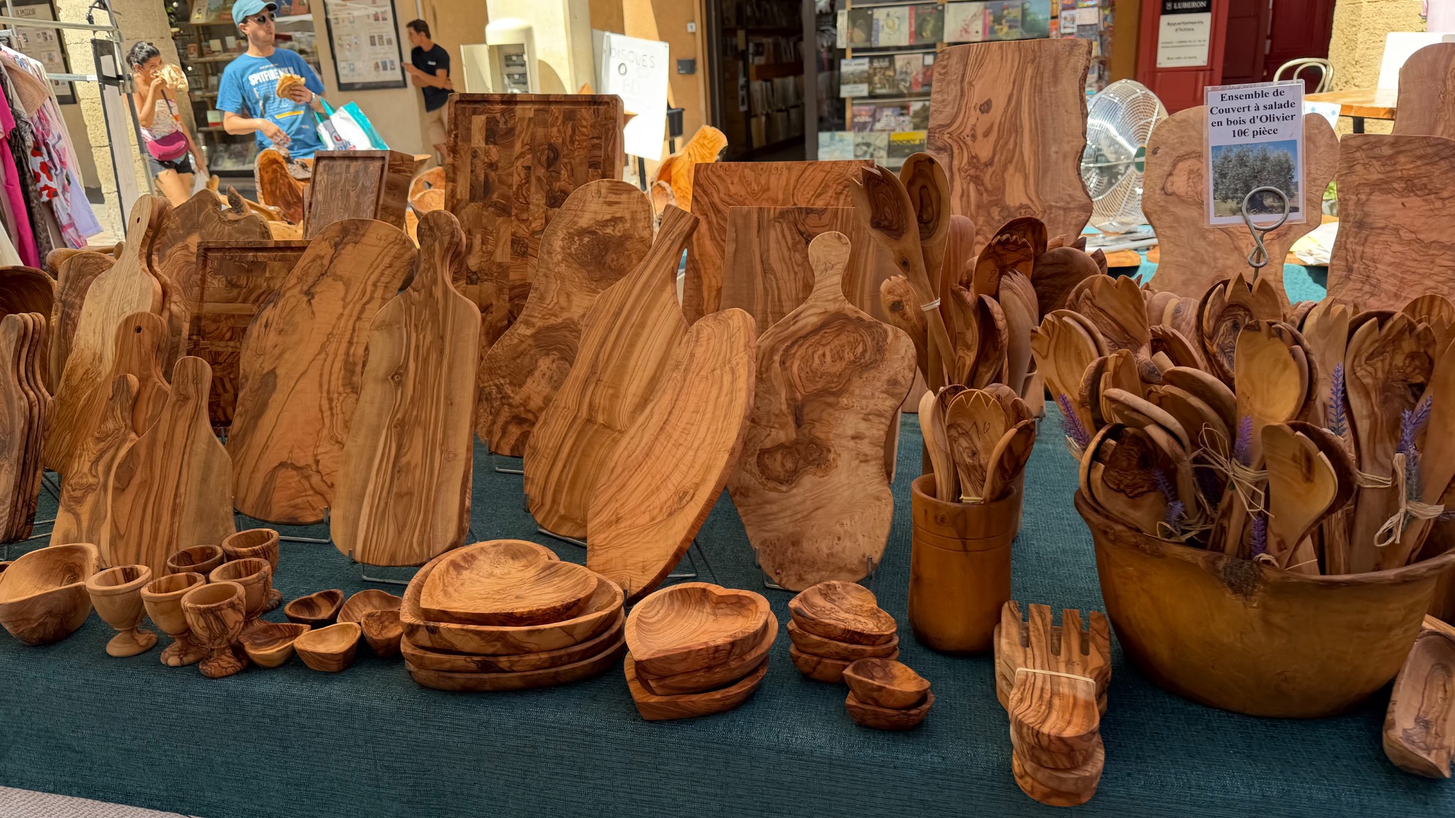 Snijplanken, lepels en schalen van olijfhout op de zondagmarkt