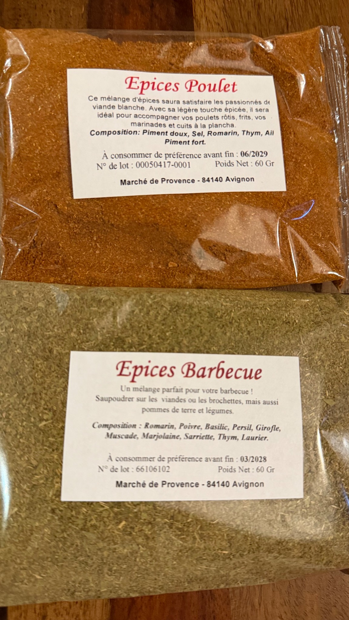 Verpakte kruidenmixen voor kip en barbecue op de zondagmarkt